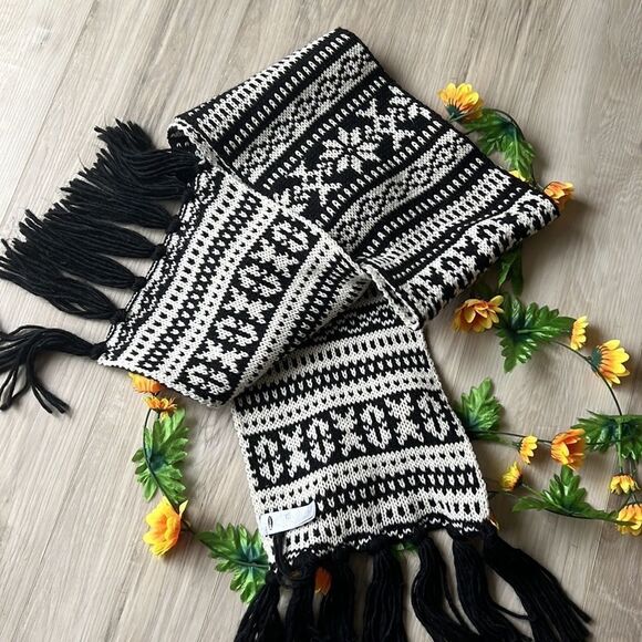 Old Navy Large Black & White Snowflake Knit Winter Scarf With Fringe - Picture 1 of 10